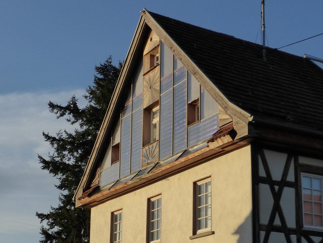 Alte Schule - Fassade mit Solarmodulen