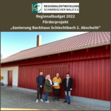 Übergabe der Förderplakette vor dem frisch renovierten Backhaus in Gschwend-Schlechtbach